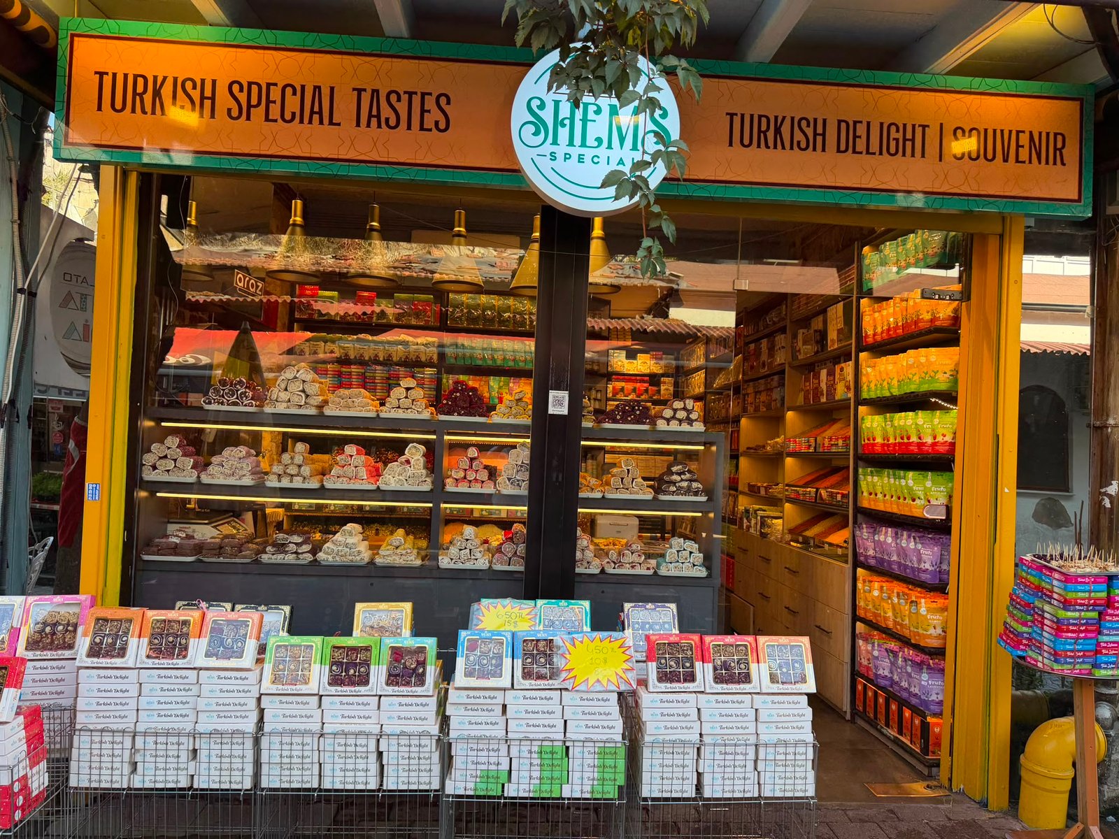 Akşam ışığında SHEMS Special tabelası